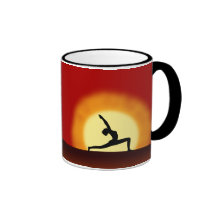 Yoga-Pose-Silhouette-Sonnenaufgang-Tee-oder Kaffee