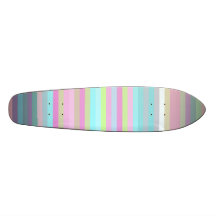 Zeitgenössische rosa blaue Streifen des Gelbs und  Skateboardbrett