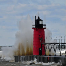 Zusammenstoßendes Wasser auf Südhafen-Leuchtturm Photo Skulpturen