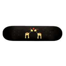 Zwei gegenüberstellende Giraffen mit Herzen. Karik Bedrucktes Skateboard