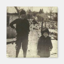 Zwei Kinder und ein Schneemannquadratmagnet Kühlschrankmagnet