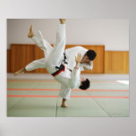Zwei Männer, die in einem Judo-Match 3 konkurriere Plakatdruck