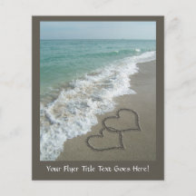 Zwei Sand-Herzen auf dem Strand, romantischer Ozea Flyerdesign