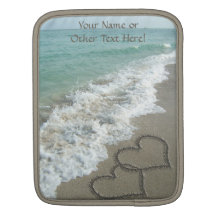 Zwei Sand-Herzen auf dem Strand, romantischer Ozea Sleeves Für iPads