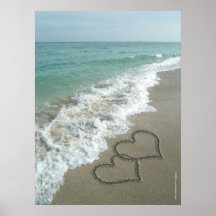 Zwei Sand-Herzen auf dem Strand, romantischer Ozea Plakatdruck