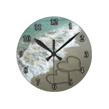 Zwei Sand-Herzen auf dem Strand Wanduhr