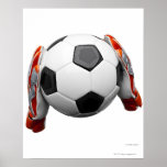 Zwei Zielwächterhandschuhe, die einen Fußball halt Plakate