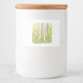 さなごれじ 春の広い緑の草原に素足で立つワンピースの女性の足元 LEBENSMITTELETIKETT (Vorderseite)