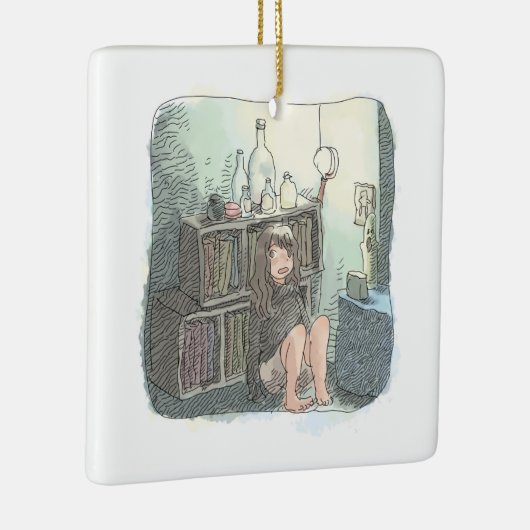 さなやにじ 薄明るい水色のお部屋の本棚のそばで座る素足の女性のイラスト KERAMIKORNAMENT (Rechts)