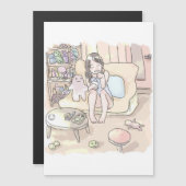 さにれやじ ちゃぶ台と雑貨棚のある橙色のお部屋のソファに素足で腰掛ける女性のイラスト MAGNETKARTE (Vorne/Hinten)