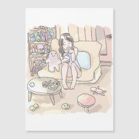 さにれやじ ちゃぶ台と雑貨棚のある橙色のお部屋のソファに素足で腰掛ける女性のイラスト MAGNETKARTE (Vorderseite)