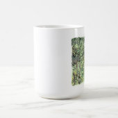 されしなじ つくしの生えている春風の吹く緑の草原に立つ女性の足元の水彩イラスト KAFFEETASSE (Mittel)