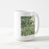 されしなじ つくしの生えている春風の吹く緑の草原に立つ女性の足元の水彩イラスト KAFFEETASSE (VorderseiteRechts)