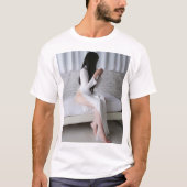 アオザイを着た黒髪の女性がお茶を飲む T-Shirt (Vorderseite)