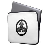 丸 に 三 つ 柏 LAPTOPSCHUTZHÜLLE (Vorderseite Links)