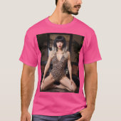 大胆なヒョウ柄水着でゴールドのメッシュワンポイントの似合う黒髪の女性 T-Shirt (Vorderseite)