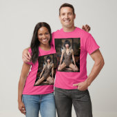 大胆なヒョウ柄水着でゴールドのメッシュワンポイントの似合う黒髪の女性 T-Shirt (Unisex)