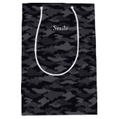 文字 カスタム 迷彩(ブラック)  ミディアムペーパーバッグ MITTLERE GESCHENKTÜTE (Vorderseite)
