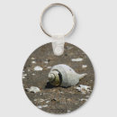 Suche nach muscheln auf sand schlüsselanhänger Sandig
