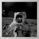 Suche nach astronaut auf dem mond poster Mondlandung