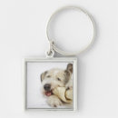 Suche nach in voller länge schlüsselanhänger Betrachten der kamera