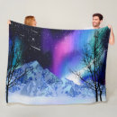 Suche nach aurora borealis decken Berge