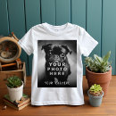 Suche nach jungen tshirts Foto hinzufügen