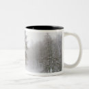 Suche nach schnee bedeckte baum Kalte temperatur