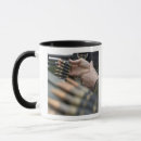 Suche nach munition tassen Hände