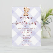 005 Iris Lavendel Teddybär Gingham Baby Shower Einladung (Stehend Vorderseite)