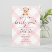 008 Blush Pink Teddy Bear Gingham Baby Shower Einladung (Stehend Vorderseite)