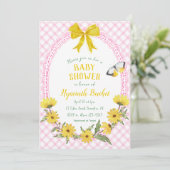 009 Fuchsia Gelbe Gänseblümchen Schleife Gingham B Einladung (Stehend Vorderseite)