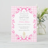 009 Fuchsia Scroll Gingham Kreuz Kerze Taufe Einladung (Stehend Vorderseite)