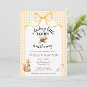 010 Amber Cute Squirrel Acorn Gingham Baby Shower Einladung (Stehend Vorderseite)