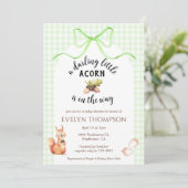 017 Moss Green Squirrel Acorn Gingham Baby Shower Einladung (Stehend Vorderseite)