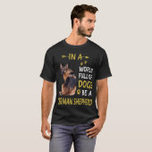 018 in einer Welt voller Hunde ein deutscher Hirte T-Shirt (Vorne ganz)