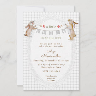 020 Nebelgrau süßes Häschen Gingham-Baby-Party Einladung