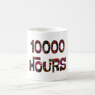 10000 Stunden mit einer Überlagerung von Bokeh-Mus Kaffeetasse
