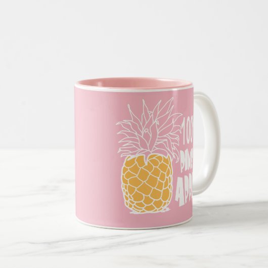 100 % Ananas Zweifarbige Tasse (VorderseiteRechts)