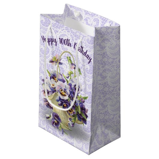 100. Geburtstag Pansy Basket on Lace Kleine Geschenktüte (Vorderseite Schrägansicht)