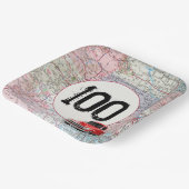 100. Geburtstag Red Retro Truck auf der Roadmap Pappteller (Gewinkelt)