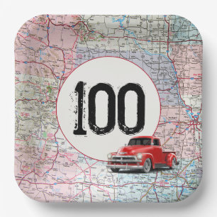 100. Geburtstag Rotes Retro-Lkw auf Straßenkarte Pappteller