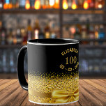 100. Geburtstag schwarzer goldener Name eleganter  Tasse<br><div class="desc">Elegant,  klassisch,  glamourös und feminin. Ein Imitat mit goldfarbenem Bogen und Band mit goldenem Glitzer und Funkeln,  ein bisschen Bling und Luxus für ein 100. Geburtstagsgeschenk oder Sake. Schwarzer Hintergrund. Vorlagen für ihren Namen,  100 Jahre und das Geburtsdatum. Kurzer Text und goldene Buchstaben</div>