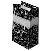 100. Geburtstag Schwarzes Zahlenmuster Kleine Geschenktüte (Rückseite Schrägansicht)