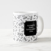 100. Geburtstagsgeschenk Schwarzes Zufallszahlenmu Jumbo-Tasse (Vorderseite Rechts)