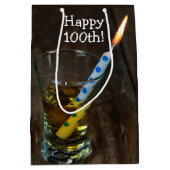 100. Geburtstagskandle aus Whiskey Glass Mittlere Geschenktüte (Vorderseite)