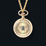 100% Gold des Imkers, PURE, hergestellt von der Ho Armbanduhr<br><div class="desc">Vintage Honigbienenbilder auf metallischem Goldgradientenhintergrund sehen auf dieser schönen goldenen Armbanduhr atemberaubend aus. Ideal für die Werbung für Ihren Namen und Honigprodukte !</div>