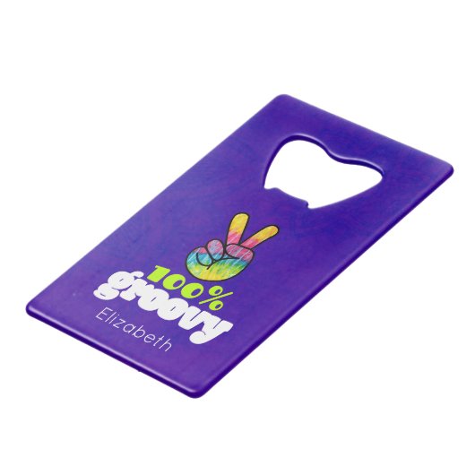 100% Groovy Rainbow with Hand Peace Sign Geldbeutel Flaschenöffner (Vorderseite Schrägansicht)