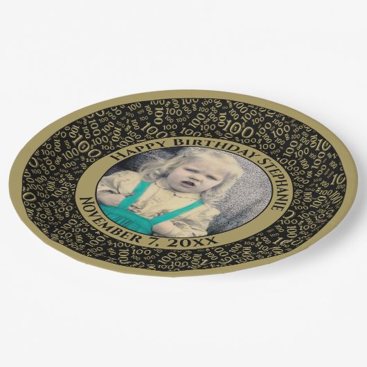 100 Ihr Foto Random Number Pattern Black/Gold Pappteller (Schrägansicht)