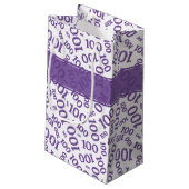 100. Lila Zufallszahlenmuster Kleine Geschenktüte (Rückseite Schrägansicht)